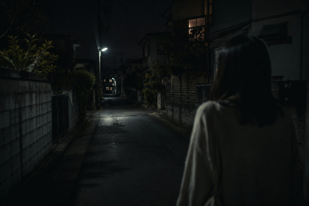 夜道を歩く女性